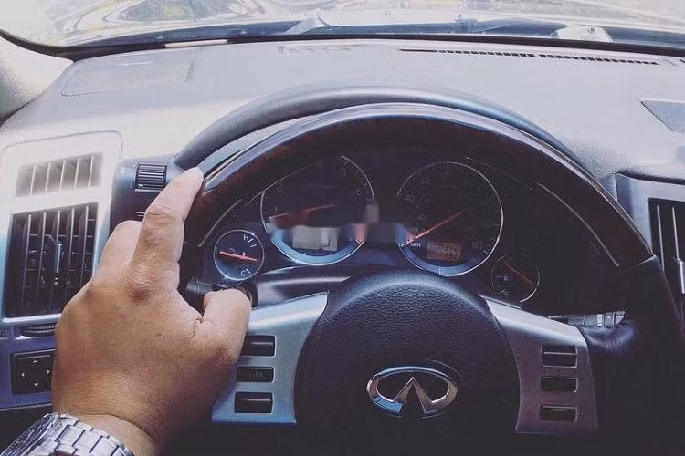 Theo giới thiệu của chủ xe, Infiniti FX35 đời 2005 mới thay ghế da và không đâm đụng, thủy kích. Xe có nhiều tính năng an toàn, tiện ích vượt trội như hệ thống chống bó cứng phanh, hệ thống cân bằng điện tử, duy trì làn đường, túi khí an toàn, 3 chế độ lái, camera lùi, sấy ghế, cửa nóc, màn hinh DVD, ghế lái chỉnh điện, điều hòa 2 vùng tự động.