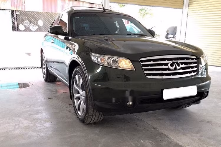 Kích thước dài x rộng x cao của xe lần lượt là 4.854 x 1.928 x 1.679 mm và chiều dài cơ sở 2.885 mm. Nội thất xe được giữ sạch sẽ, thiết kế vừa cổ điển, vừa sang trọng. Infinity FX là dòng xe cao cấp do đó những gì mẫu xe này sở hữu đều thuộc hàng top thời điểm đó. Cụm đồng hồ phía sau vô lăng có thiết kế khá đẹp. Xung quanh là các cửa gió điều hòa.