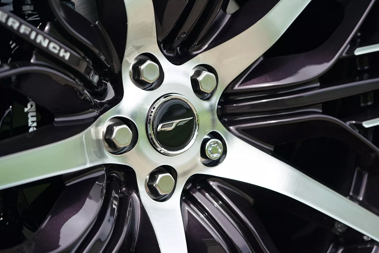 Range Rover Autobiography LWB bản tiêu chuẩn sở hữu động cơ I6 tăng áp 3.0L, công suất 394 mã lực, mô-men xoắn cực đại 550Nm. Xe trang bị hệ dẫn động 4 bánh AWD, hộp số tự động 8 cấp. Ngoài ra, Autobiography LWB có tùy chọn động cơ xăng V8 5.0L cho công suất 517-557 mã lực.