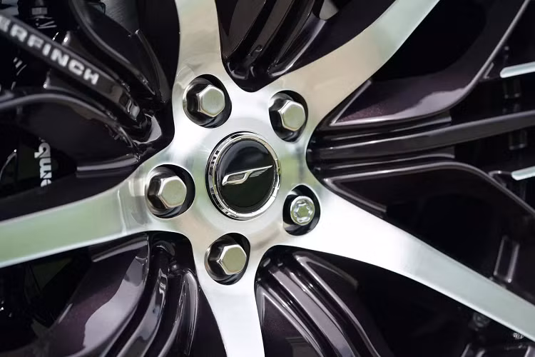 Range Rover Autobiography LWB bản tiêu chuẩn sở hữu động cơ I6 tăng áp 3.0L, công suất 394 mã lực, mô-men xoắn cực đại 550Nm. Xe trang bị hệ dẫn động 4 bánh AWD, hộp số tự động 8 cấp. Ngoài ra, Autobiography LWB có tùy chọn động cơ xăng V8 5.0L cho công suất 517-557 mã lực.