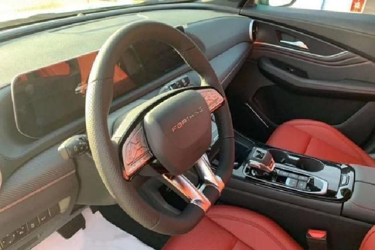 Lưới tản nhiệt dạng thác nước thể thao nối liền với đèn pha nằm dọc. Ngoài ra, nằm hai bên nắp ca-pô của Dongfeng Fengxing T5 EVO còn có đèn LED định vị ban ngày thanh mảnh.