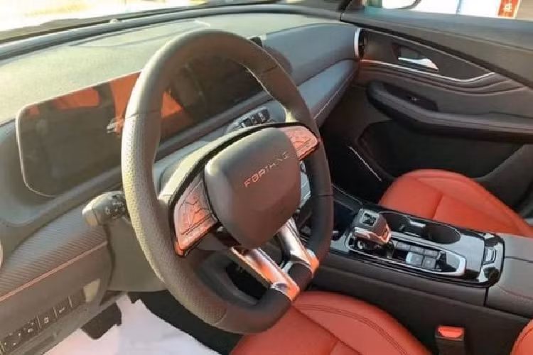 Lưới tản nhiệt dạng thác nước thể thao nối liền với đèn pha nằm dọc. Ngoài ra, nằm hai bên nắp ca-pô của Dongfeng Fengxing T5 EVO còn có đèn LED định vị ban ngày thanh mảnh.