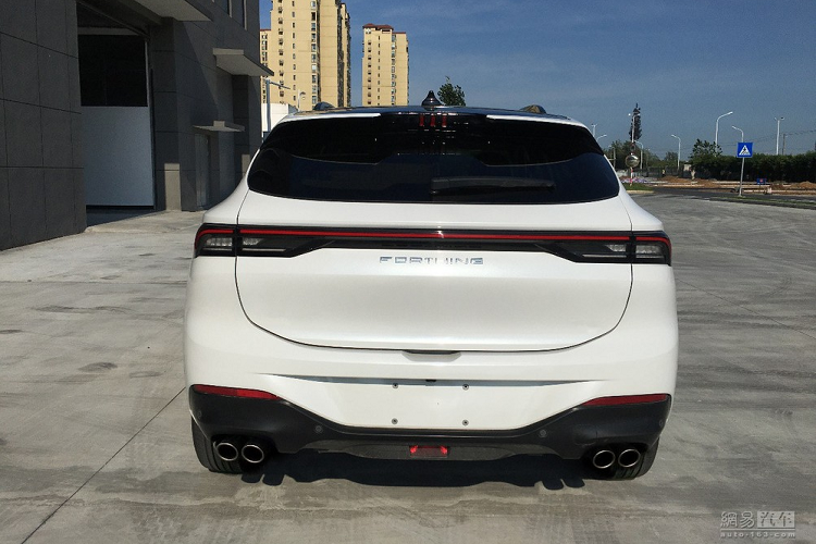 Bên sườn, Dongfeng Fengxing T5 EVO được trang bị nóc dốc về phía sau, gợi liên tưởng đến SUV hạng sang BMW X6. Thêm vào đó là baga nóc và vành màu đen hầm hố, có đường kính 18 inch hoặc 19 inch, tùy phiên bản.