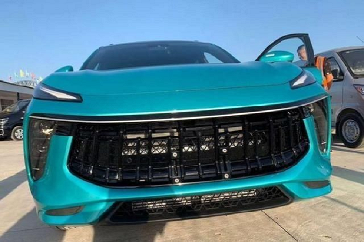 Từ hồi cuối tháng 9 vừa qua, những hình ảnh rò rỉ của Dongfeng Fengxing T5 EVO mới đã được lan truyền trên mạng. Qua những hình ảnh này, có thể thấy Dongfeng Fengxing T5 EVO sở hữu thiết kế SUV lai Coupe khá phong cách. Tuy nhiên, không khó để nhận ra việc Dongfeng Fengxing T5 EVO "học hỏi" thiết kế từ xe Maserati và Porsche. Do đó, T5 EVO có ngoại hình gần như không hề liên quan đến những mẫu xe cùng thương hiệu Fengxing.