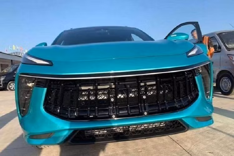 Từ hồi cuối tháng 9 vừa qua, những hình ảnh rò rỉ của Dongfeng Fengxing T5 EVO mới đã được lan truyền trên mạng. Qua những hình ảnh này, có thể thấy Dongfeng Fengxing T5 EVO sở hữu thiết kế SUV lai Coupe khá phong cách. Tuy nhiên, không khó để nhận ra việc Dongfeng Fengxing T5 EVO "học hỏi" thiết kế từ xe Maserati và Porsche. Do đó, T5 EVO có ngoại hình gần như không hề liên quan đến những mẫu xe cùng thương hiệu Fengxing.