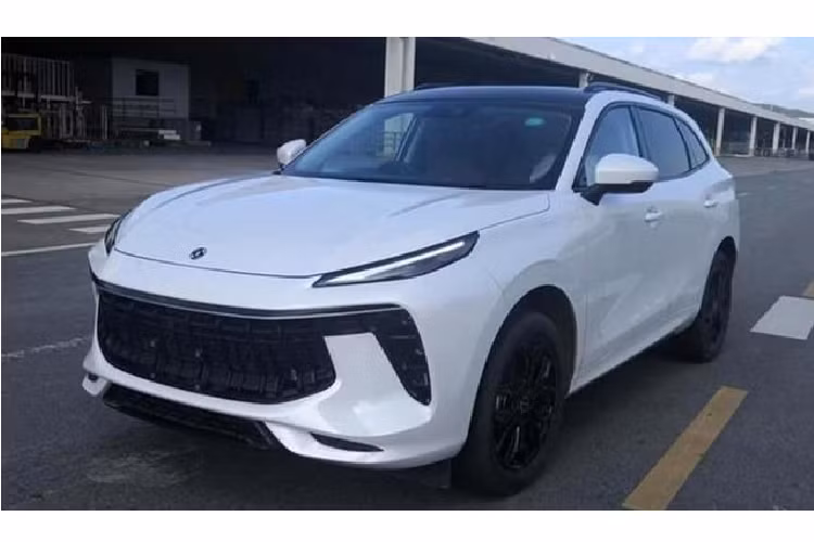 Theo một số nguồn tin, Dongfeng Fengxing T5 EVO sở hữu chiều dài 4.565 mm, rộng 1.860 mm, cao 1.705 mm và chiều dài cơ sở 2.715 mm. Do đó, mẫu xe này thuộc phân khúc SUV cỡ C, cạnh tranh với những đối thủ như Honda CR-V, Hyundai Tucson hay Nissan X-Trail. Với chiều dài cơ sở 2.715 mm, Dongfeng Fengxing T5 EVO mang đến không gian nội thất khá rộng rãi. Bên trong xe là không gian nội thất bọc da màu đỏ với 5 chỗ ngồi và khoảng duỗi chân cho hành khách ngồi phía sau thoải mái không kém gì SUV cỡ D.