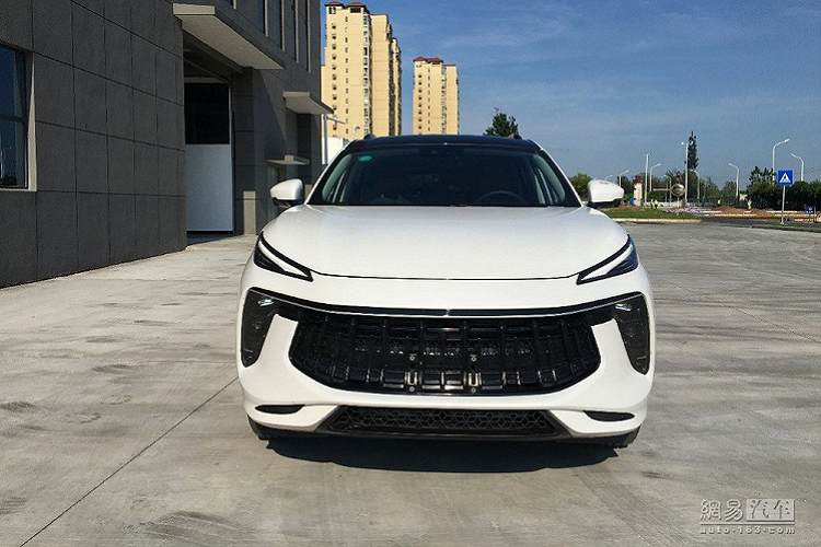 Không chỉ rộng rãi, nội thất của Dongfeng Fengxing T5 EVO còn có nhiều trang bị hiện đại như bảng đồng hồ kỹ thuật số nối liền với màn hình trung tâm theo phong cách xe Mercedes-Benz. Tiếp đến là cần số điện tử và cửa gió điều hòa hình tròn. Hiện giá xe Dongfeng Fengxing T5 EVO vẫn chưa được công bố. Chỉ biết rằng, xe sẽ được tung ra thị trường Trung Quốc vào năm sau và nhắm đến khách hàng trẻ tuổi.