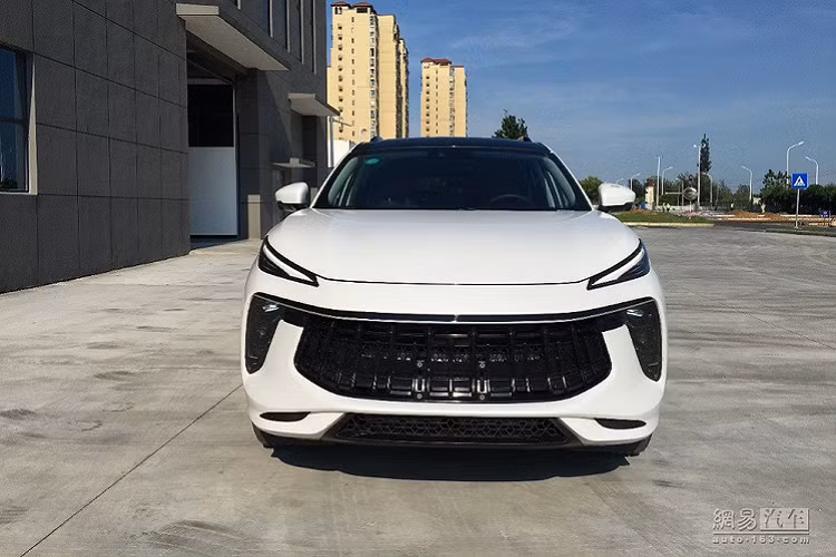 Không chỉ rộng rãi, nội thất của Dongfeng Fengxing T5 EVO còn có nhiều trang bị hiện đại như bảng đồng hồ kỹ thuật số nối liền với màn hình trung tâm theo phong cách xe Mercedes-Benz. Tiếp đến là cần số điện tử và cửa gió điều hòa hình tròn. Hiện giá xe Dongfeng Fengxing T5 EVO vẫn chưa được công bố. Chỉ biết rằng, xe sẽ được tung ra thị trường Trung Quốc vào năm sau và nhắm đến khách hàng trẻ tuổi.