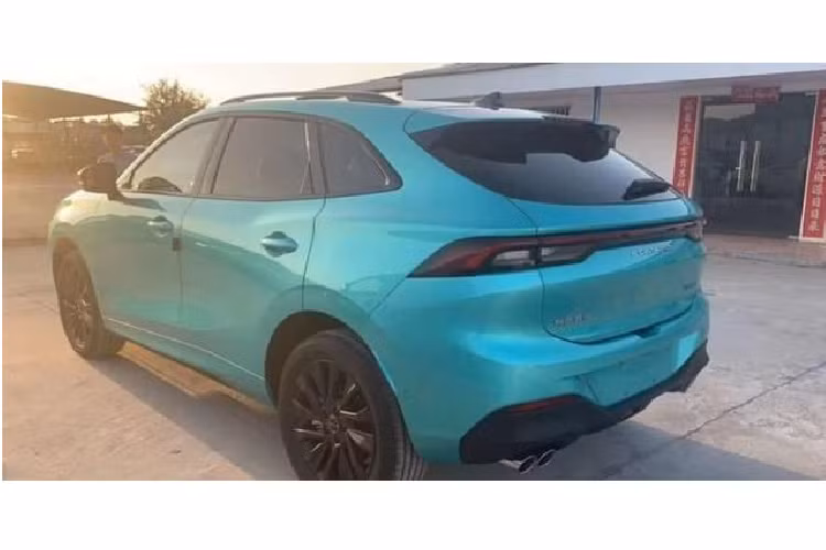 Sự tương đồng của Dongfeng Fengxing T5 EVO với ôtô hạng sang Maserati được thể hiện rõ qua thiết kế đầu xe. Tại đây, mẫu SUV Trung Quốc này được trang bị lưới tản nhiệt màu đen cỡ lớn với nan nằm dọc theo phong cách của Maserati. Ở giữa lưới tản nhiệt và nắp ca-pô còn có một dải mạ crôm cực mảnh.