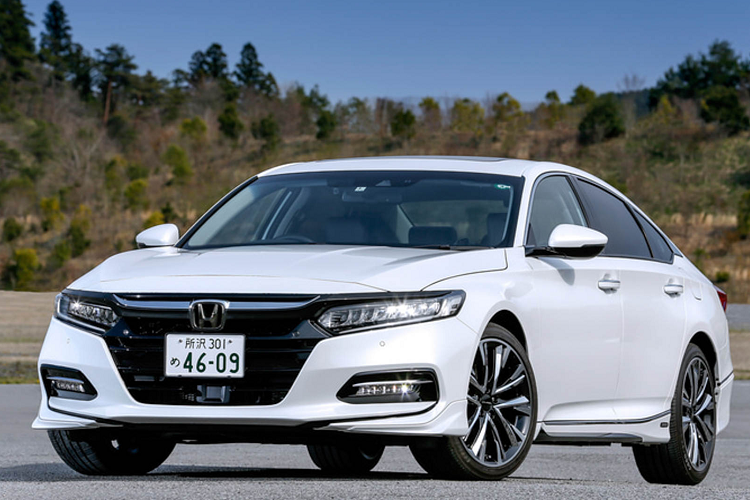 Bắt đầu từ mặt trước xe, Honda Accord 2020 mới có thể được trang bị bộ kit ở hai bên cản trước với mức giá 44.000 yên (9,6 triệu đồng). Ngoài ra, khách hàng có thể bỏ ra cùng mức giá này để sở hữu cụm lưới tản nhiệt khác biệt.