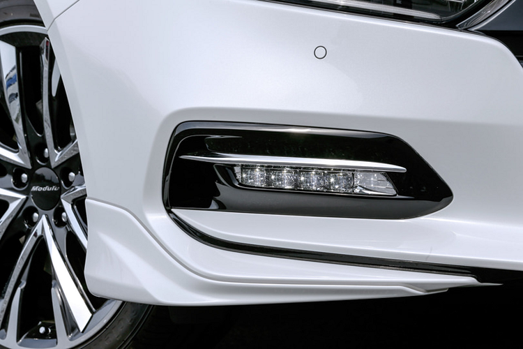 Ở bên hông xe, khách hàng muốn độ xe Honda Accord 2020 có thể chi thêm 66.000 yên (14,4 triệu đồng) cho bộ ốp sườn bắt mắt 2 bên làm tăng thêm sự thể thao của chiếc xe. Tương tự, cản sau có thể được trang bị bộ ốp với giá 44.000 yên, giống như ở phía trước. Bên cạnh đó, Access cung cấp thêm cánh lướt gió có sẵn với giá 44.000 yên, trong đó bản logo sau cốp màu đen có giá 7.700 yên (1,68 triệu đồng)