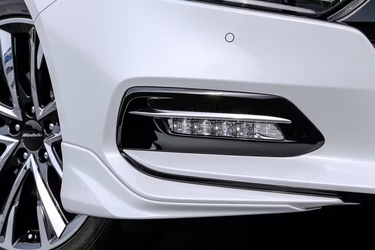 Ở bên hông xe, khách hàng muốn độ xe Honda Accord 2020 có thể chi thêm 66.000 yên (14,4 triệu đồng) cho bộ ốp sườn bắt mắt 2 bên làm tăng thêm sự thể thao của chiếc xe. Tương tự, cản sau có thể được trang bị bộ ốp với giá 44.000 yên, giống như ở phía trước. Bên cạnh đó, Access cung cấp thêm cánh lướt gió có sẵn với giá 44.000 yên, trong đó bản logo sau cốp màu đen có giá 7.700 yên (1,68 triệu đồng)