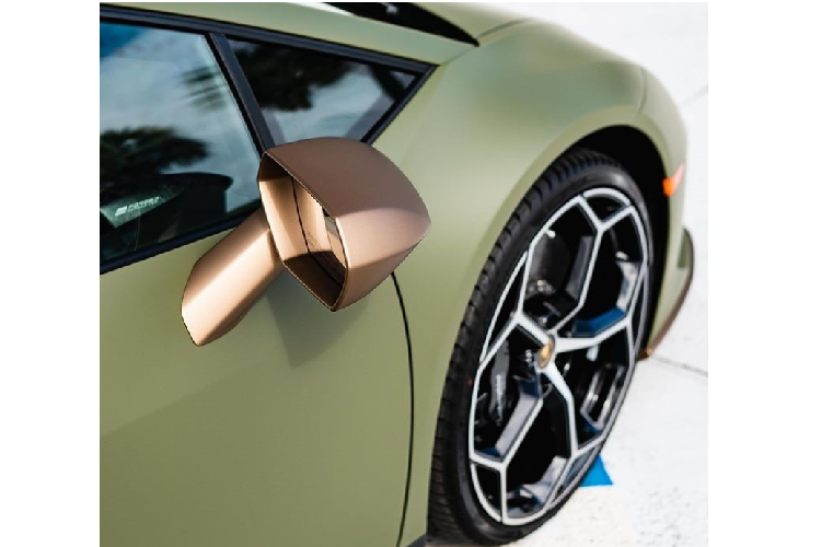 Ngoài màu sơn lạ mắt, chiếc siêu xe Lamborghini Huracan EVO mới này còn được cá nhân hóa với những điểm nhấn màu vàng (Oro Bacchus) chạy ở cản trước hai bên ốp hông, khuếch tán sau cũng như gương xe. Những chi tiết màu vàng này kết hợp với màu đen nhằm tạo nét tương phản cho ngoại thất. Xe được trang bị bộ mâm 20 inch với thiết kế năm chấu chữ Y, được hãng Lamborghini đặt tên là Aeris và hoàn thiện với bề mặt cắt kim cương đẹp mắt.