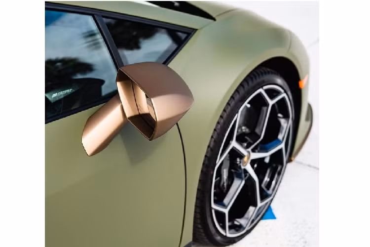 Ngoài màu sơn lạ mắt, chiếc siêu xe Lamborghini Huracan EVO mới này còn được cá nhân hóa với những điểm nhấn màu vàng (Oro Bacchus) chạy ở cản trước hai bên ốp hông, khuếch tán sau cũng như gương xe. Những chi tiết màu vàng này kết hợp với màu đen nhằm tạo nét tương phản cho ngoại thất. Xe được trang bị bộ mâm 20 inch với thiết kế năm chấu chữ Y, được hãng Lamborghini đặt tên là Aeris và hoàn thiện với bề mặt cắt kim cương đẹp mắt.