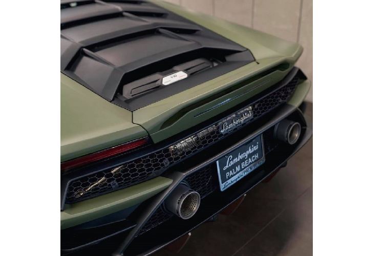 Lamborghini Huracan Evo vẫn được trang bị khối động cơ V10, hút khí tự nhiên, dung tích 5.2 lít tạo ra công suất tối đa 640 mã lực tại tua máy 8.000 vòng/phút và mô-men xoắn cực đại 600 Nm tại tua máy 6.500 vòng/phút.