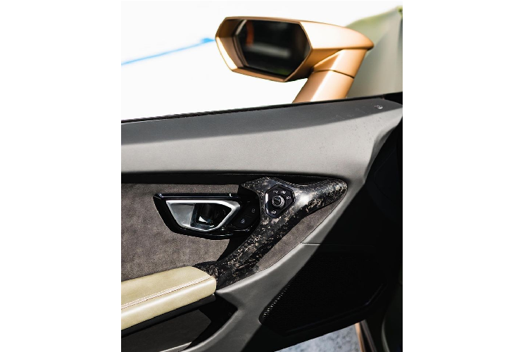 Thay vì tùy chọn ốp sợi carbon thông thường, chủ nhân đã chọn ốp nội thất chiếc siêu xe Lamborghini Huracan EVO bằng sợi carbon Forged Composite.