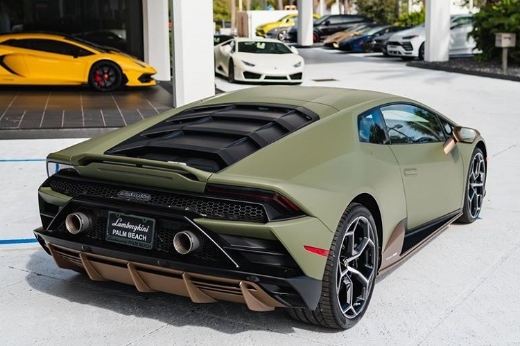 Màu sơn này khiến không ít bạn trẻ mê xe nghĩ đến phiên bản giới hạn Lamborghini Huracan Avio chỉ sản xuất ra 250 chiếc trên thế giới. Tuy nhiên, bộ phận cá nhân hoá Ad Personam lại giải thích rằng 2 màu này có sự tương phản khác nhau. Với Lamborghini Huracan EVO màu độc Verde Baca có sắc xanh đậm màu hơn.