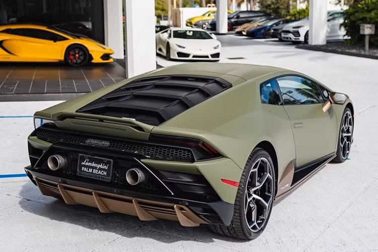 Màu sơn này khiến không ít bạn trẻ mê xe nghĩ đến phiên bản giới hạn Lamborghini Huracan Avio chỉ sản xuất ra 250 chiếc trên thế giới. Tuy nhiên, bộ phận cá nhân hoá Ad Personam lại giải thích rằng 2 màu này có sự tương phản khác nhau. Với Lamborghini Huracan EVO màu độc Verde Baca có sắc xanh đậm màu hơn.