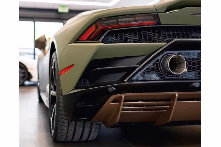 Khả năng đua nước rút từ vị trí xuất phát lên 100 km/h của xe được rút xuống thời gian chỉ còn 2,9 giây, nhanh hơn 0,3 giây so với Huracan LP610-4. Vận tốc tối đa của siêu xe Huracan EVO 2020 đạt mức hơn 325 km/h. Giá xe Lamborghini Huracan EVO khi về Việt Nam chưa được công bố. Tại Mỹ, xe có giá khởi điểm ở mức 261.274 USD.