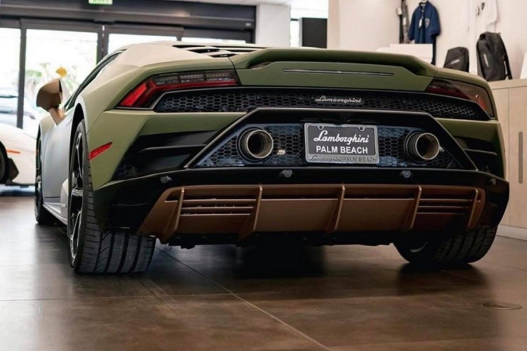 Vẻ đẹp của siêu xe Lamborghini Huracan EVO mang mã màu Verde Baca. Rất hiếm chiếc Lamborghini mang màu xanh quân đội đậm kiểu này. Ad Personam có hàng trăm mã màu khác nhau và khách hàng tha hồ lựa chọn.