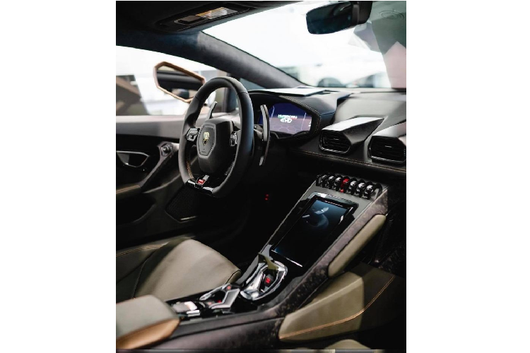 Bên trong khoang lái của chiếc siêu xe Lamborghini Huracan EVO này bọc da màu Verde Baca tông xuyệt tông ngoại thất.