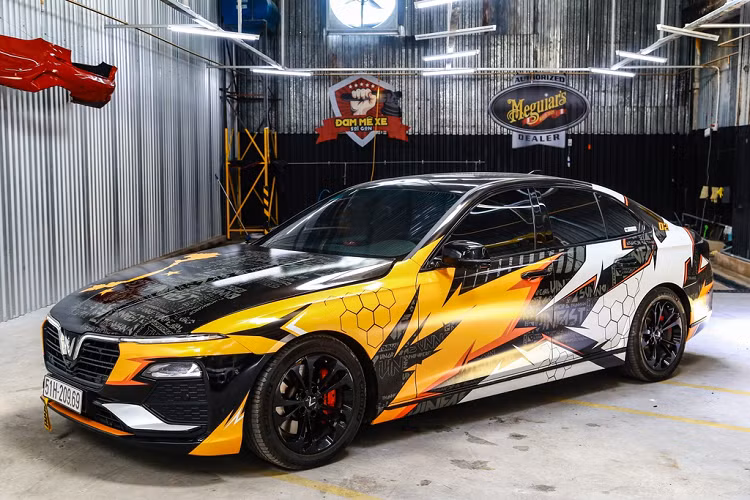 Dan choi Sai Gon ha gam cho xe VinFast Lux A2.0