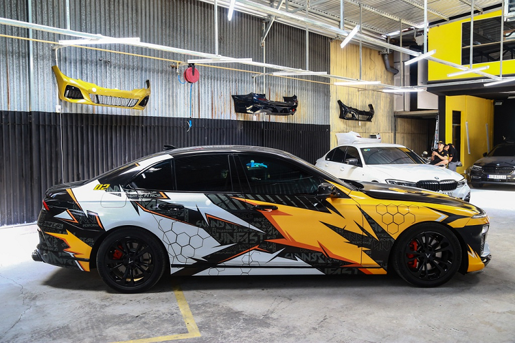 Lớp decal được chủ xe lên ý tưởng, phối 3 màu các màu đen, cam, vàng, đỏ và trắng. Chiếc xe trông thu hút và nổi bật hơn đáng kể khi di đi trên phố. Với việc được phát triển dựa trên nền tảng của BMW 5-Series F10, chính vì thế mà bộ tem trên chiếc xe VinFast Lux sedan này cũng vay mượn ý tưởng từ bộ tem dành cho 5-Series.