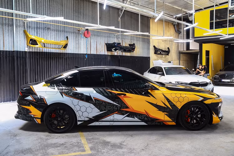 Lớp decal được chủ xe lên ý tưởng, phối 3 màu các màu đen, cam, vàng, đỏ và trắng. Chiếc xe trông thu hút và nổi bật hơn đáng kể khi di đi trên phố. Với việc được phát triển dựa trên nền tảng của BMW 5-Series F10, chính vì thế mà bộ tem trên chiếc xe VinFast Lux sedan này cũng vay mượn ý tưởng từ bộ tem dành cho 5-Series.