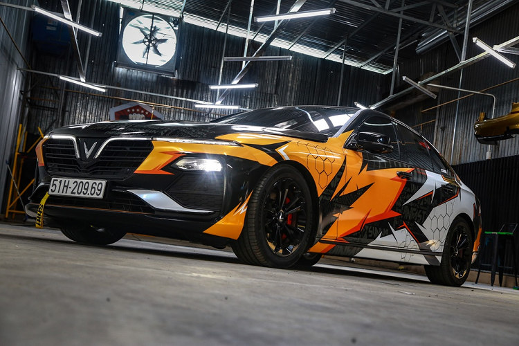 Chiếc VinFast Lux A2.0 cũng đã được thay đổi hệ thống treo, khiến gầm xe hấp hơn 16 mm so với nguyên bản. Khoảng sáng gầm xe khoảng 100 mm, trong khi trước đây là 116 mm. Tuy nhiên đây vẫn là phuộc lò xo thay vì phuộc khí nén nhưng các mẫu xe độ hạ gầm khác.