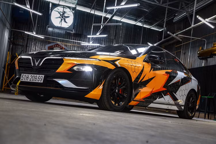 Chiếc VinFast Lux A2.0 cũng đã được thay đổi hệ thống treo, khiến gầm xe hấp hơn 16 mm so với nguyên bản. Khoảng sáng gầm xe khoảng 100 mm, trong khi trước đây là 116 mm. Tuy nhiên đây vẫn là phuộc lò xo thay vì phuộc khí nén nhưng các mẫu xe độ hạ gầm khác.