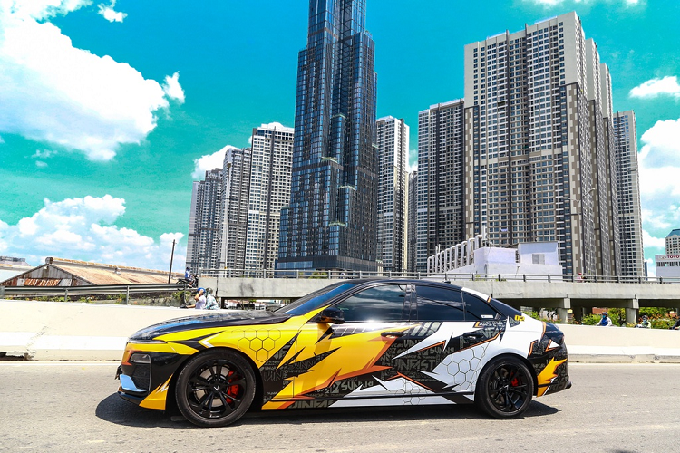 Lý giải cho lựa chọn này, anh Sơn - chủ sở hữu chiếc xe cho biết: "Phuộc khí nén khiến việc hạ gầm dễ dàng và có thể tùy chỉnh. Tuy nhiên nó cũng chòng chành hơn so với phuộc lò xo, đặc biệt là khi đi qua những đoạn đường không bằng phẳng".