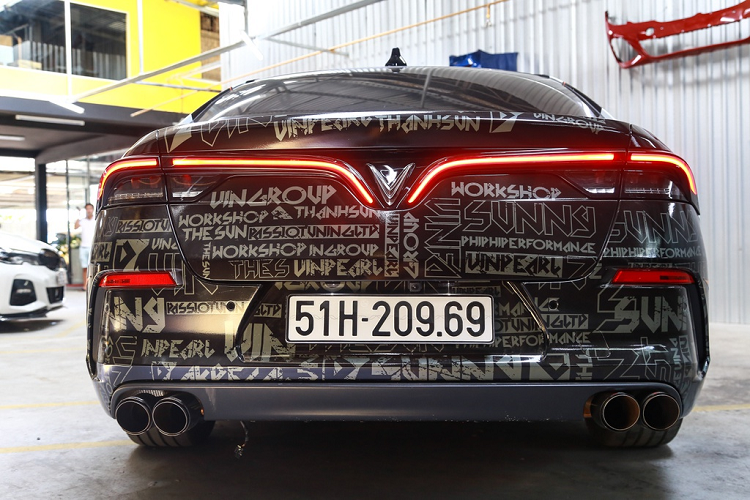 Mẫu sedan của hãng Vinfast được phát triển dựa trên nền tảng BMW 5-Series thế hệ 6. Về mặt thông số, chiếc xe sở hữu kích thước dài x rộng x cao lần lượt là 4.973 x 1.900 x 1.464 mm, chiều dài trục cơ sở 2.968 mm.