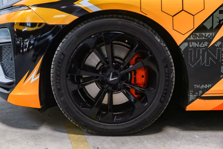 Bên cạnh những thay đổi đáng chú ý trên, chiếc sedan vẫn giữ thiết kế nguyên bản. Mâm xe "zin" được sơn đen trông thể thao và cứng cáp hơn, kẹp phanh cũng được sơn đỏ tạo điểm tương phản. Hệ thống ống xả Evolution Racewerks cho âm thanh uy lực hơn.