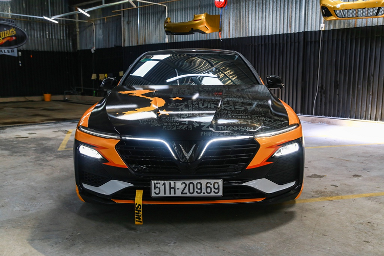 Không có sự thay đổi bên trong động cơ. Mẫu sedan Lux A2.0 Turbo được trang bị khối động cơ 2.0L tăng áp với công suất 228 mã lực, 350 Nm. Xe có hệ thống dẫn động cầu sau với hộp số tự động ZF 8 cấp. Tuy nhiên chiếc xe đã được chủ nhân gắn thêm chip chân ga và racechip để tăng tốc mượt mà hơn.