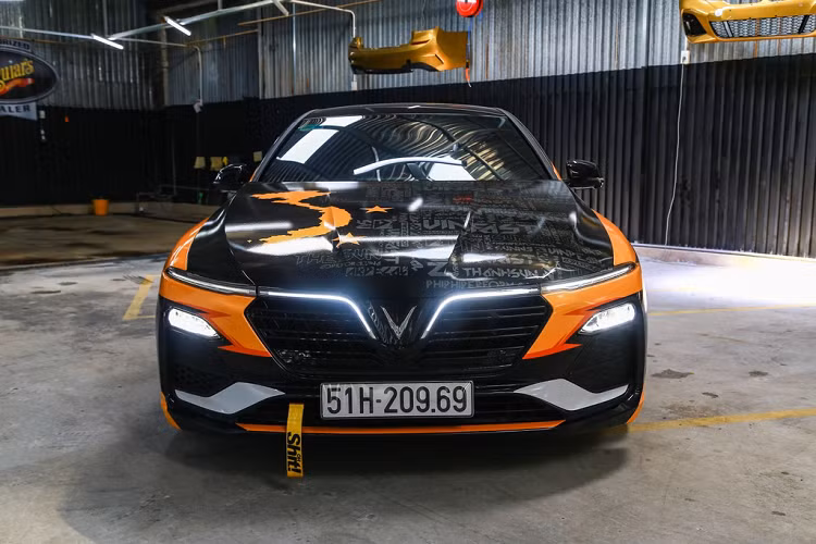 Không có sự thay đổi bên trong động cơ. Mẫu sedan Lux A2.0 Turbo được trang bị khối động cơ 2.0L tăng áp với công suất 228 mã lực, 350 Nm. Xe có hệ thống dẫn động cầu sau với hộp số tự động ZF 8 cấp. Tuy nhiên chiếc xe đã được chủ nhân gắn thêm chip chân ga và racechip để tăng tốc mượt mà hơn.