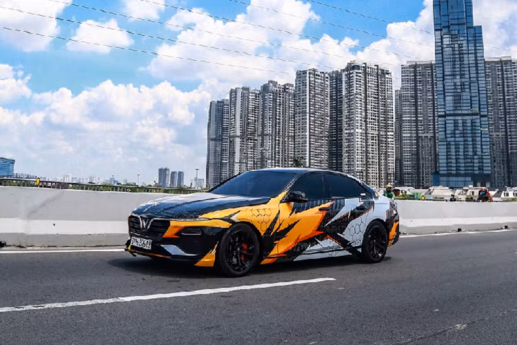 Giá xe VinFast Lux A2.0 là 1,040 đến 1,289 tùy phiên bản. Nhiều sản phẩm trên thị trường có giá bán tương đương như Toyota Camry (1,029-1,235 tỷ đồng), Honda Accord (1,319-1,329 tỷ đồng), Mazda6 (819 triệu-1,027 tỷ đồng) hay Kia Optima (789-969 triệu đồng).