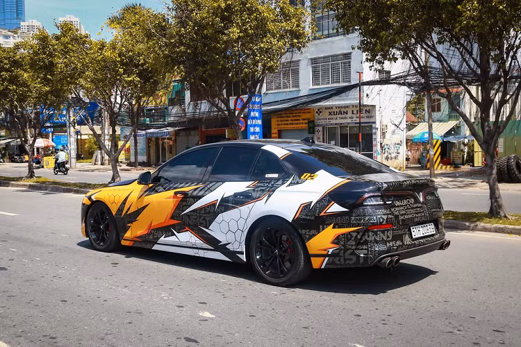 Hiện tại vẫn chưa có mẫu VinFast Lux A2.0 nào ở Việt Nam được độ remap động cơ, chủ yếu xe được độ ngoại hình. Phương pháp dán decal là một lựa chọn hợp lý cho những ai muốn chiếc xe mình khác biệt. Chi phí để "thay áo" VinFast Lux A2.0 khoảng 15-18 triệu đồng.