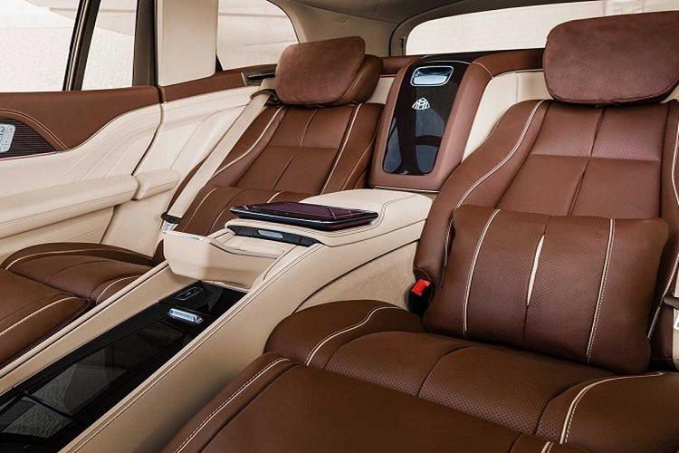 Ở bên trong, nhà sản xuất nước Đức dường như đã có một công việc nhẹ nhàng khi chỉ mang những gì vốn có trên dòng S-Class Maybach lên một thân hình SUV. Trung tâm của buồng lái là một màn cụm hình hiển thị sắc nét bao gồm đồng hố tốc độ và cụm hiển thị hệ thống thông tin giải trí trong khi khoang “ông chủ” phía sau xuất hiện đầy xa xỉ với 2 ghế ngồi hạng A, bọc da Nappa với đầy đủ các chức năng như mát-xa, sưởi hay thông gió. 
