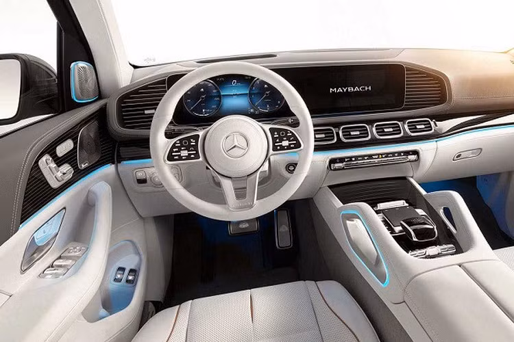 Cụ thể hơn, giá xe Mercedes-Maybach GLS 600 được các đại lý tư nhân chào hàng hơn 18 tỷ đồng. Con số này khiến GLS 600 Maybach trở nên đắt đỏ ngang ngửa với các đối thủ hiện nay, đó chính là chiếc Bentley Bentayga và Range Rover LWB SVAutobiography. Thời gian giao xe tính từ khi người mua “xuống tiền” dự kiến sẽ mất gần 2 tháng. 