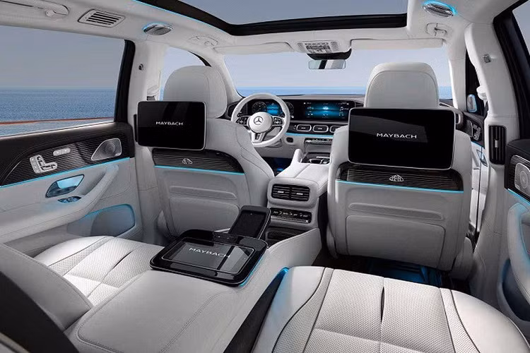Còn về chiếc xe, Mercedes-Maybach GLS 600 sở hữu ngoại thất mang nhiều nét tương đồng với dòng GLS 2020 mới về Việt Nam. Một số chi tiết gây “mê hoặc” trong thiết kế ngoại hình bao gồm một loạt các đường mạ crom trên tấm lưới tản nhiệt, viền cửa sổ, trụ B hay cả bậc lên xuống, bộ mâm hợp kim đa chấu 22-inch hay kiểu sơn 2 màu thời thượng và cuối cùng là logo ‘Maybach’. 