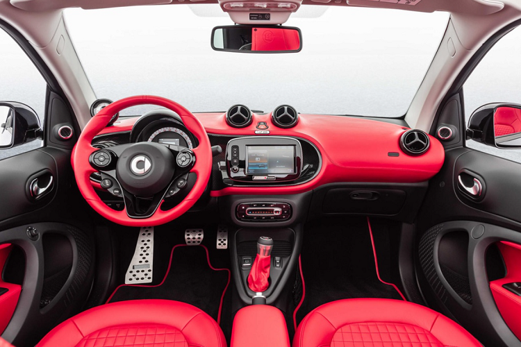 Ultimate-E có 4 chế độ lái, trong đó có Eco (lái tiết kiệm) và Sport (lái thể thao). Hệ thống động cơ điện trên xe giúp sản sinh công suất 92 mã lực và mô-men xoắn 180 Nm ở chế độ lái Sport. Xe có khả năng tăng tốc 0-96 km/h trong 10,9 giây, tốc độ tối đa 130 km/h.