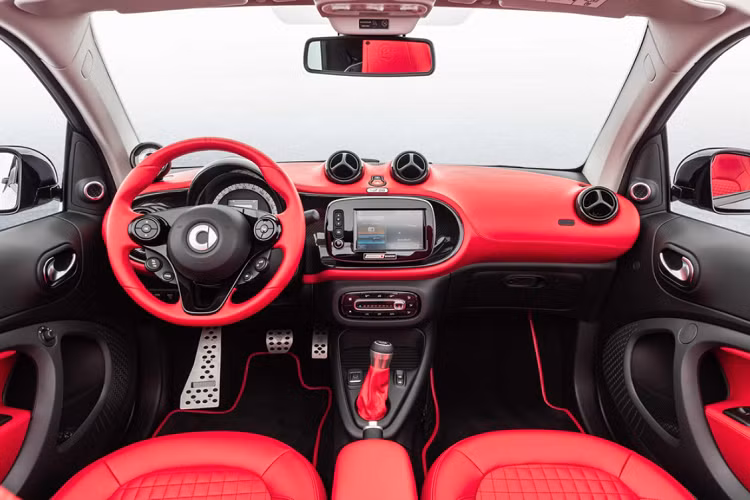 Ultimate-E có 4 chế độ lái, trong đó có Eco (lái tiết kiệm) và Sport (lái thể thao). Hệ thống động cơ điện trên xe giúp sản sinh công suất 92 mã lực và mô-men xoắn 180 Nm ở chế độ lái Sport. Xe có khả năng tăng tốc 0-96 km/h trong 10,9 giây, tốc độ tối đa 130 km/h.