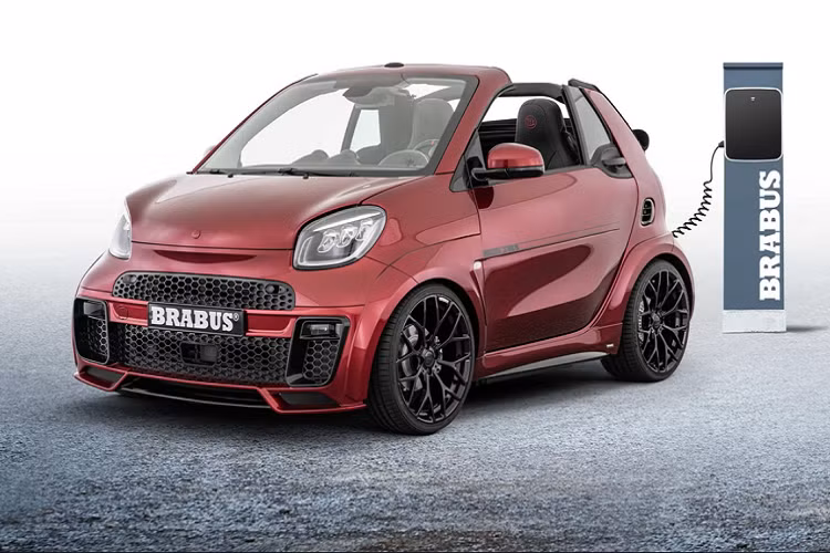 Không chỉ cho ra đời những bản độ xe sang hay xe thể thao, Brabus đã trình làng một mẫu xe thể thao chạy phố mang tên Ultimate-E chạy điện. Thực chất đây là phiên bản nâng cấp từ chiếc Smart EQ ForTwo Cabrio.