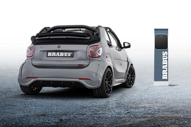 Phần đầu xe gây ấn tượng với hốc lấy gió cỡ lớn, vòm bánh xe mở rộng ra hai bên, nhiều chi tiết màu đỏ xuất hiện ở phần đuôi xe.