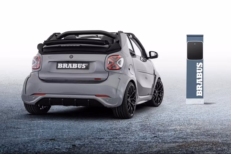 Phần đầu xe gây ấn tượng với hốc lấy gió cỡ lớn, vòm bánh xe mở rộng ra hai bên, nhiều chi tiết màu đỏ xuất hiện ở phần đuôi xe.