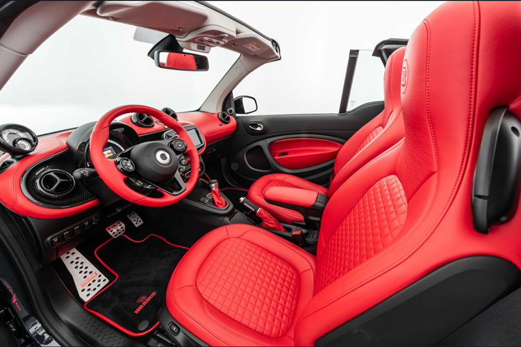 Ultimate-E có kiểu dáng đậm chất Brabus nhờ gói thân rộng Widestar. Xe được trang bị la-zăng 18 inch khối lượng 6,6 kg với bánh trước và 7 kg với bánh sau.