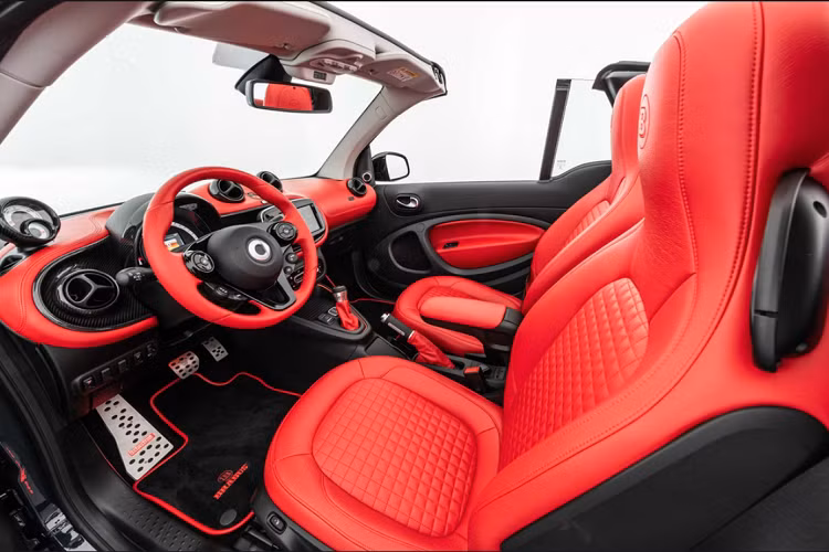 Ultimate-E có kiểu dáng đậm chất Brabus nhờ gói thân rộng Widestar. Xe được trang bị la-zăng 18 inch khối lượng 6,6 kg với bánh trước và 7 kg với bánh sau.