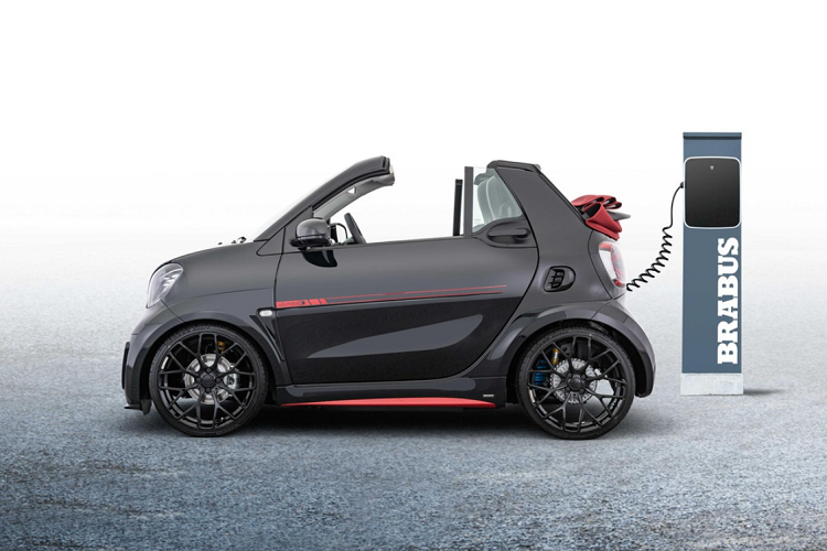 Khoang lái Ultimate-E nổi bật với nội thất bọc da đen Brabus Mastik độc quyền, kết hợp cùng chỉ khâu màu đỏ, bàn đạp ga và phanh bằng nhôm, bệ cửa khắc logo Brabus.