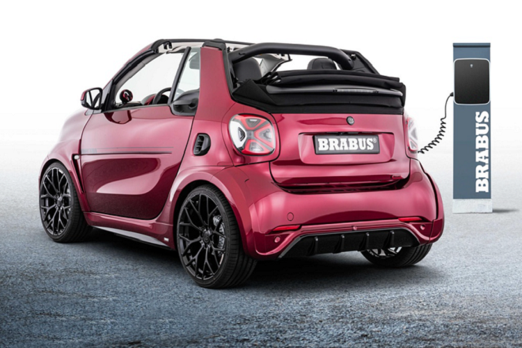 Môtơ điện của xe được nâng cấp cho sức mạnh và mức tiêu hao năng lượng thấp hơn. Bên cạnh đó, hệ thống kiểm soát lực kéo cũng được lập trình lại.