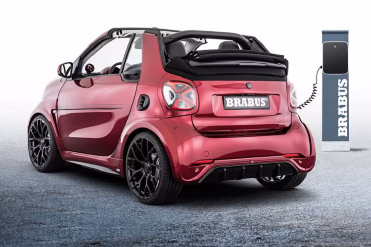 Môtơ điện của xe được nâng cấp cho sức mạnh và mức tiêu hao năng lượng thấp hơn. Bên cạnh đó, hệ thống kiểm soát lực kéo cũng được lập trình lại.